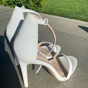 Aldo CARAA-70 high heels. Color white. Size 8